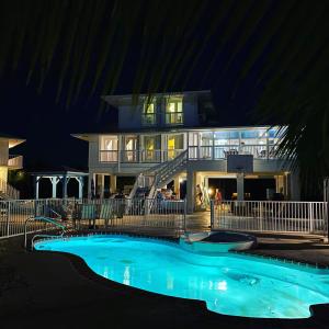 Cudjoe KeyLuxury Oceanview Eco-friendly Villa Near Key West的一座晚上设有游泳池的房子