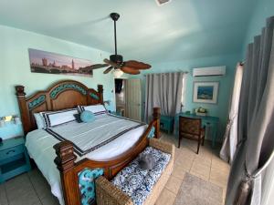 Cudjoe KeyLuxury Oceanview Eco-friendly Villa Near Key West的一间卧室配有一张床和吊扇