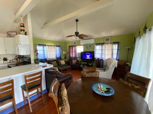 Cudjoe KeyLuxury Oceanview Eco-friendly Villa Near Key West的厨房以及带桌椅的起居室。