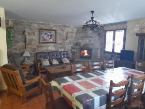 San CipriánCasa Rural Las Nieves的一间带桌子和壁炉的用餐室