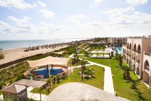 特里法TUI BLUE Palm Beach Palace Djerba - Adult Only的享有度假胜地的空中景致,设有游泳池和海滩