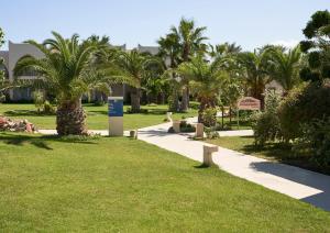 特里法TUI BLUE Palm Beach Palace Djerba - Adult Only的一条穿过棕榈树公园的小路