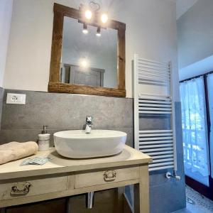 切萨纳·都灵尼斯Rifugio Baita Gimont的一间带水槽和镜子的浴室