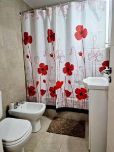 布宜诺斯艾利斯Corazón de Flores的浴室设有卫生间和红色鲜花的浴帘