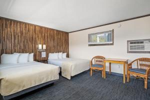 大洋城Beach Bum Inn的酒店客房配有两张床和一张书桌