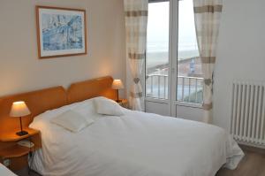 马翁普拉日堡特拉斯酒店的卧室配有白色的床和窗户。