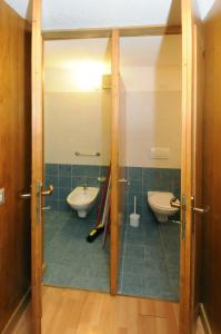 佛加里达米提洛罗索公寓的浴室配有2个卫生间、浴缸和水槽
