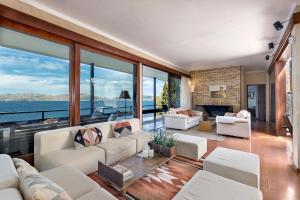 谢洛日博内尔Es Balco, Villa over the mediterranean sea with private beach access的客厅配有白色家具和大窗户