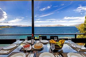 谢洛日博内尔Es Balco, Villa over the mediterranean sea with private beach access的一张桌子,上面放着一碗水果,享有水景