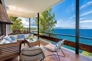 谢洛日博内尔Es Balco, Villa over the mediterranean sea with private beach access的享有水景的客厅