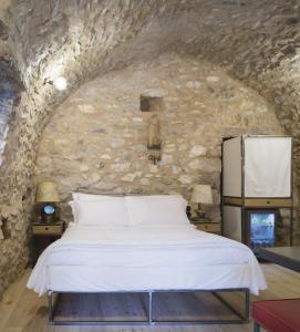 瓦夏泰纳伦布鲁雷崔特酒店的卧室配有一张石墙床