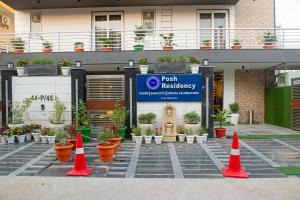 古尔冈Posh Residency Artemis Hospital Road Gurgaon的一群橘色锥体在建筑前