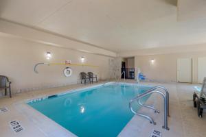 普弗拉热维尔北富鲁格维尔 - 北奥斯汀康福特套房酒店的大房间的一个大型游泳池
