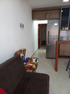 伦索伊斯Lindo Apartamento em Lençóis的带沙发的客厅和厨房