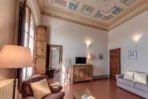 渥尔特拉Appartamenti Villa Mascagni的客厅设有格子天花板