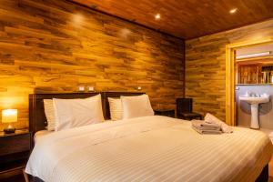 圣佩德罗·德·阿塔卡马Foresta Atacama Lodge的一间卧室设有一张床和木墙