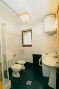 马累Casa Molini的浴室设有2个卫生间和水槽