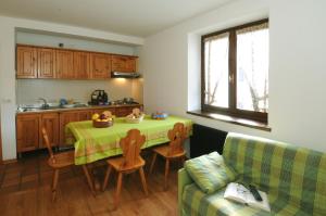 马累Casa Molini的厨房配有带绿桌布的桌子