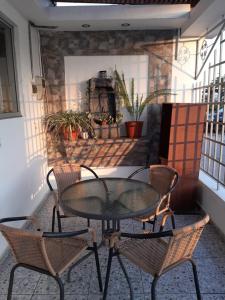 阿里卡Hostal D' Silvia的露台上的玻璃桌子和椅子