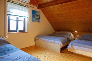 Andy's Holiday Home with HotTub & Sauna的小木屋内一间卧室,配有两张床