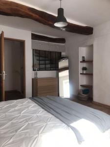 BaudinardCharming house village for 6 people的卧室设有一张白色大床和天花板