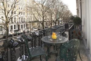 伦敦骑士桥博福特花园公寓的城市街道上带桌椅的阳台