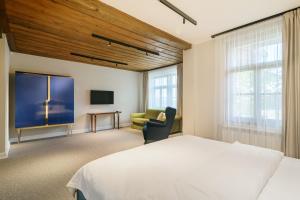 Sladka VodaCarpe Diem的一间酒店客房,配有一张床和一台电视
