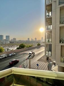 迪拜Robin Hostel Dubai的从大楼欣赏到城市街道的景色