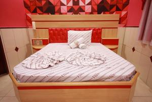 瓜鲁柳斯Motel Vison (Próximo GRU Aeroporto)的红色床头板的房间的一张床位