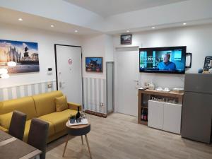 米兰San Siro Dream Home -Apartment with garage-Milano的客厅配有黄色沙发和平面电视。