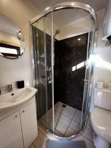 图哈Jūras Pērle的带淋浴、水槽和卫生间的浴室