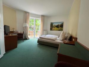 贝尔吉施格拉德巴赫布莱梅私人酒店的一间卧室配有一张床、一张书桌和一个窗户。
