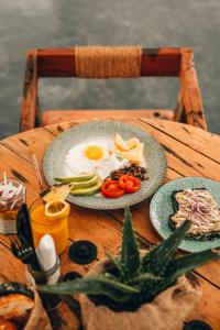 帕杰BaraBara Eat&Sleep - Eco Boutique Hotel的一张桌子上放着一盘鸡蛋和蔬菜