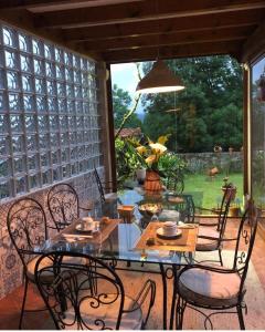 比利亚卡列多波萨达比利亚卡列多旅馆的庭院内桌椅,享有庭院美景