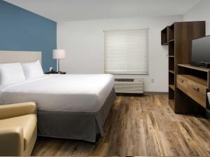 Mendota HeightsExtended Stay America Suites - Minneapolis - Airport - Mendota Heights的酒店客房,配有床和电视