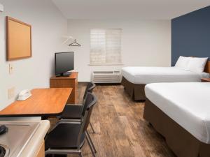 拉斯克鲁塞斯Extended Stay America Select Suites - Las Cruces的客房设有两张床和一张带电脑的书桌