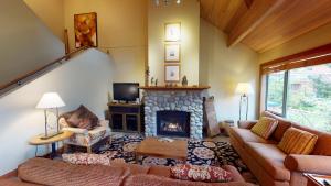 惠斯勒Montebello by Whistler Premier的带沙发和壁炉的客厅