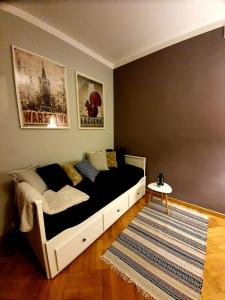 华沙Vistula studio的一间卧室配有一张床和地毯