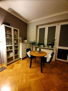 华沙Vistula studio的客厅配有桌椅