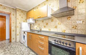 卡马雷纳德拉谢拉Pet Friendly Apartment In Camarena De La Sierra With Wifi的厨房配有炉灶、水槽和冰箱。