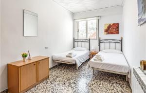 卡马雷纳德拉谢拉Pet Friendly Apartment In Camarena De La Sierra With Wifi的一间卧室配有两张床和梳妆台。