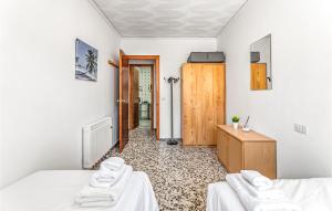 卡马雷纳德拉谢拉Pet Friendly Apartment In Camarena De La Sierra With Wifi的客房设有两张床和木制橱柜。