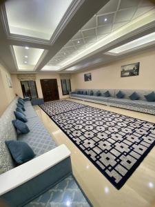 SuḩaybahThe Fort Farm的一间大房间,位于一座建筑中,配有沙发和椅子