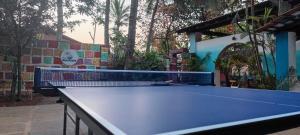 安君纳Beachside的院子里的一张蓝色乒乓球桌