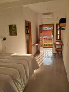 乌巴图巴Caminho da areia的一间卧室设有一张床,享有阳台的景色