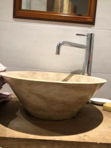 Saint-AppolinaireLE CHALET de la goutte的浴室内带水龙头的石水槽