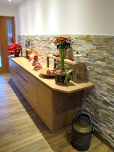 魏森湖穆尔巴赫酒店的厨房配有花瓶上的花台