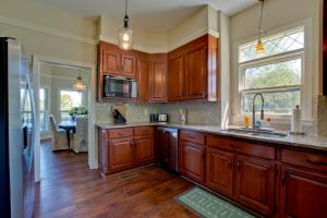 麦迪逊Apperson House的厨房配有木制橱柜、水槽和窗户。