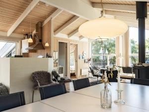 奥特鲁普8 person holiday home in Otterup的用餐室以及带桌椅的起居室。
