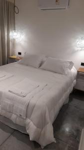 何塞伊格纳西奥Flamencos Rosados的白色的床、白色床单和枕头